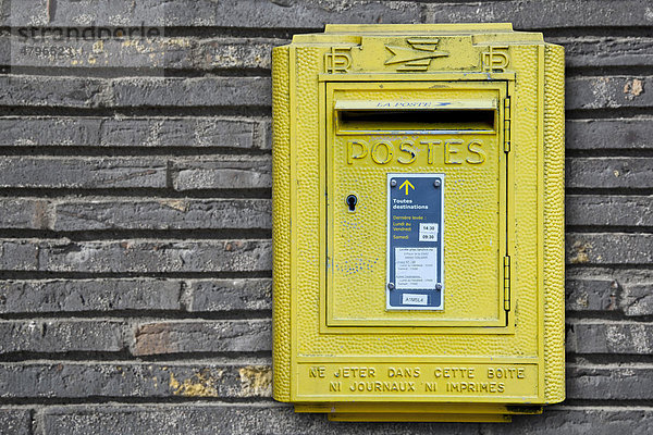 Französischer Briefkasten an der Wand