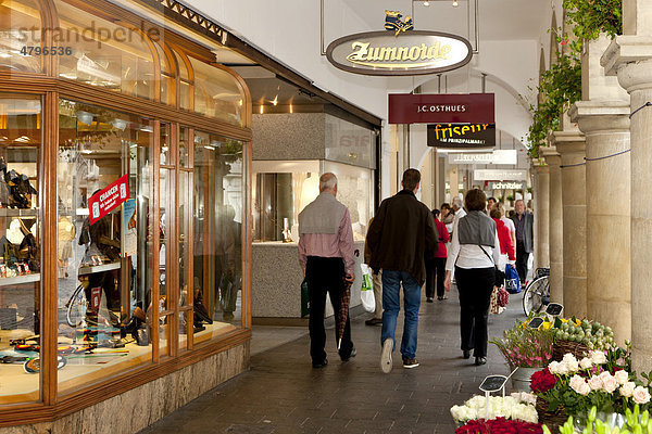 Arkade mit exklusiven Geschäften in Münster  Nordrhein-Westfalen  Deutschland  Europa