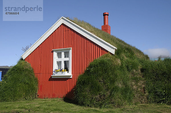 Grasbewachsenes Haus  Lindarbakki  Ort Bakkager_i  Bakkagerdi  Osten Island  Europa