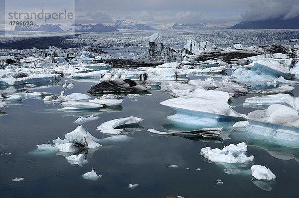 Eisberge im Gletschersee Jökuls·rlÛn  Island  Europa