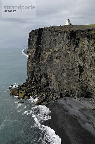 Leuchtturm  Küste von DyrhÛlaey  Island  Europa