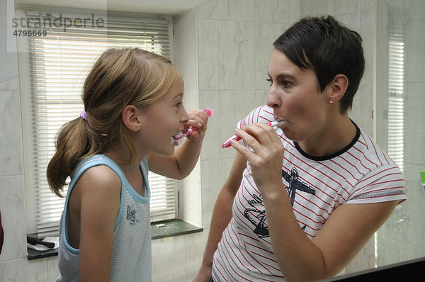 Frau  35 Jahre  und Mädchen  9 Jahre  beim Zähne putzen