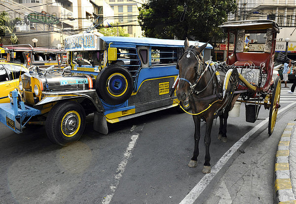 Jeepney Taxi und Pferdekutsche in Manila  Philippinen  Südostasien