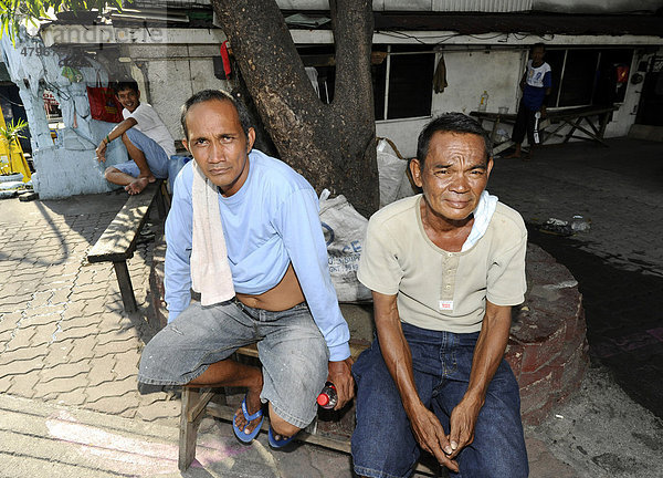 Philippinische Männer warten auf Arbeit  Manila  Philippinen  Südostasien