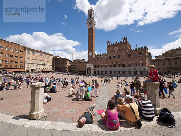 Touristen besuchen Il Campo  den zentralen Platz in der Altstadt von Siena  Toskana  Italien  Europa