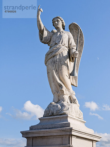 Eine Engel-Skulptur auf dem Friedhof von Fleurie  Beaujolais  Frankreich  Europa