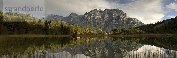 Luttensee und Westliche Karwendelspitze  Mittenwald  Bayern  Deutschland  Europa