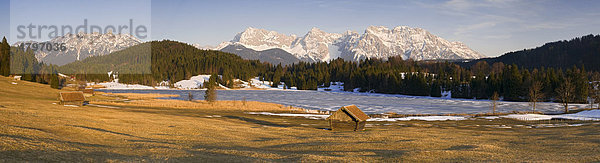 Wagenbrüchsee  Geroldsee  dahinter Karwendelgebirge  Gerold  Mittenwald  Bayern  Deutschland  Europa