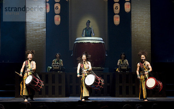 Konzert Yamato - The Drummers of Japan mit dem Programm Matsuri  Konzert im Bau des Circus Krone  München  Bayern  Deutschland  Europa