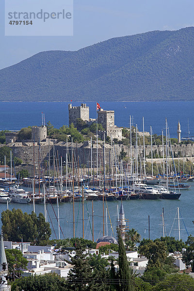 Burg und Yachthafen  Bodrum  türkische Ägäis  Türkei  Asien