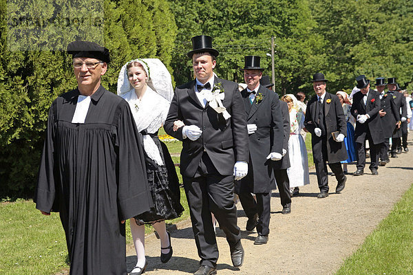 Mitglieder des Trachtenvereins Rubisko stellen einen traditionellen Hochzeitszug nach  in Lübbenau im Spreewald  Brandenburg  Deutschland  Europa