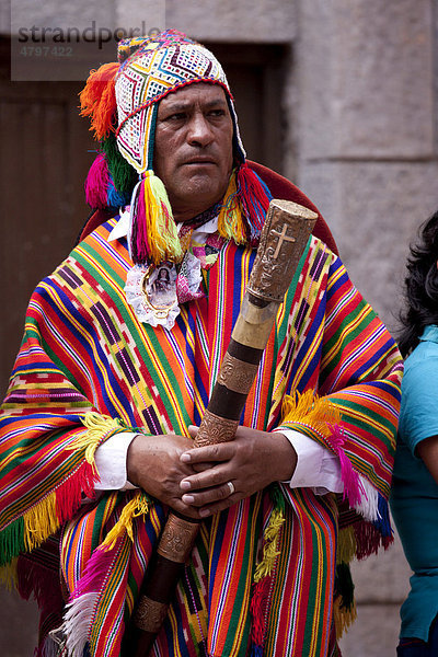 Traditionell gekleideter Mann bei einem Fest in Aguas Calientes  Peru  Südamerika