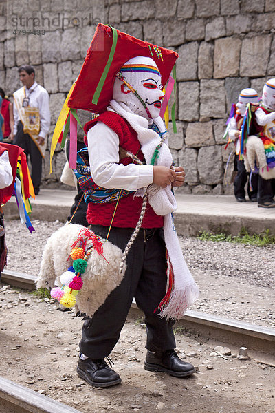 Verkleideter Mann bei einem Umzug in Aguas Calientes  Peru  Südamerika