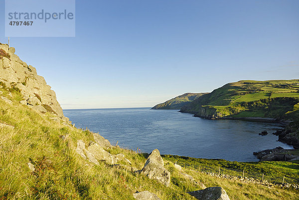 Küstenlandschaft mit grün bewachsenen Klippen  Abendstimmung am Torr Head  Nordirland  Großbritannien  Europa