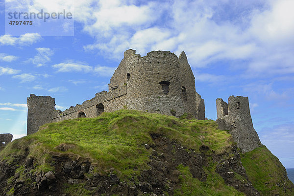Alte Burgruine Dunluce Castle auf Felsklippe an der Küste  County Antrim  Nordirland  Großbritannien  Europa