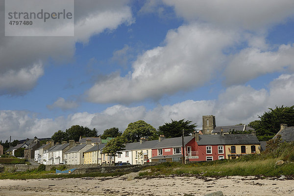 Dicke Schauerwolken über irischem Dorf mit Häuserzeile  Rathmullan  County Donegal  Irland  Europa