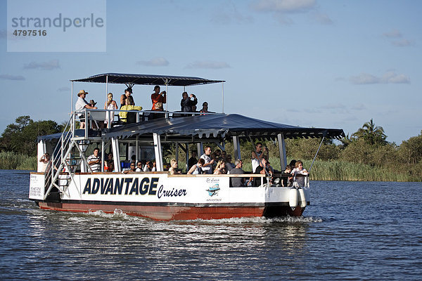 Touristen auf einem Ausflugsboot  Kwazulu Natal  St. Lucia Wetland Park  Südafrika  Afrika