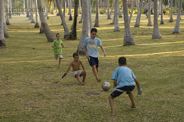 Kinder spielen Coco Fußball  Rangiroa  Tuamotu-Archipel  Französisch-Polynesien  Süd-Pazifik