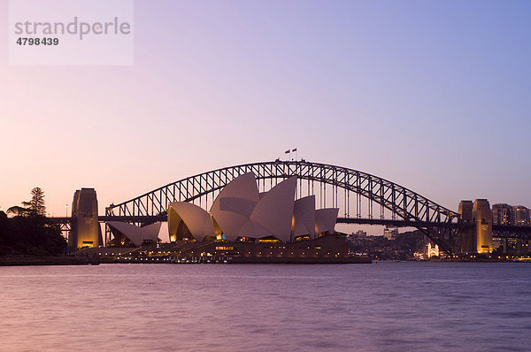 Sydney Opera House  Opernhaus  mit Sydney Harbour Bridge  Sydney  Bundesstaat New South Wales  Australien