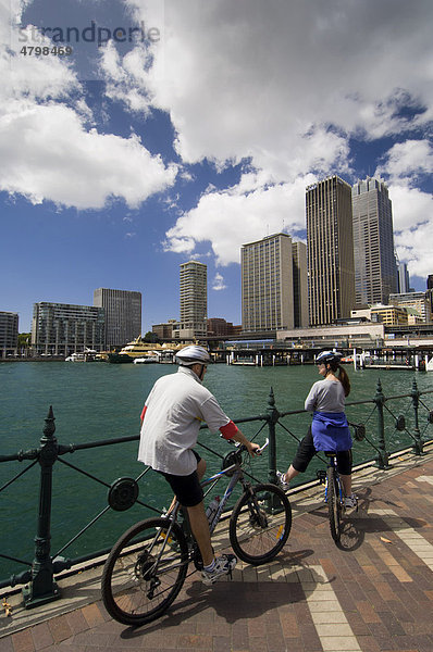 Radfahrer mit Blick auf Sydney  Bundesstaat New South Wales  Australien