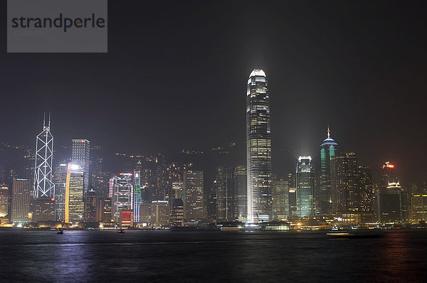 Skyline von Hongkong bei Nacht  China  Asien