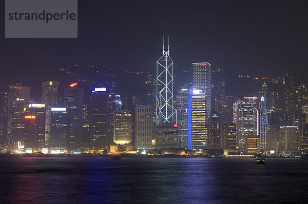 Skyline von Hongkong bei Nacht  China  Asien