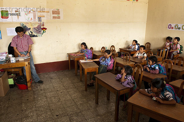 Schule von Santiago Atitlan  Lago de Atitlan  Guatemala  Zentralamerika