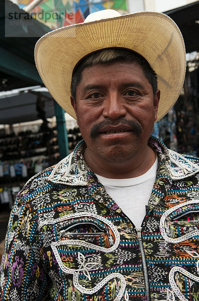 Mann mit Hut  Porträt  Markt  Solola  Guatemala  Zentralamerika