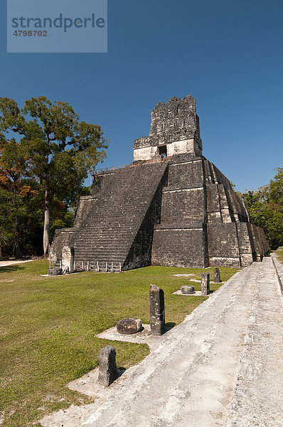 Tempel II und Grand Plaza  Tikal  antike Stadt der Maya  Guatemala  Zentralamerika