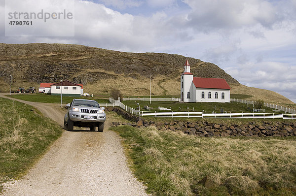 Geländefahrzeug  Helgafell Kirche in der Nähe von Stykkisholmur  Snaefellsnes Halbinsel  Island  Europa