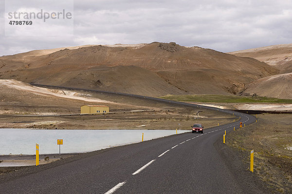 Straße in der Nähe vom See Myvatn  Reykjahlid  Island  Europa