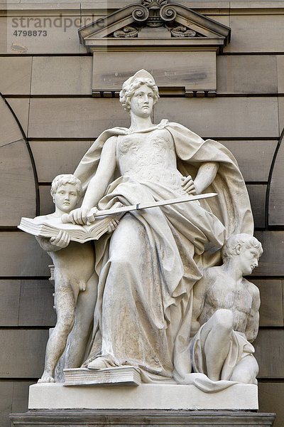 Justitia-Statue mit Richtschwert  Gerichtsgebäude in der Olgastraße  Ulm  Baden-Württemberg  Süddeutschland  Deutschland  Europa