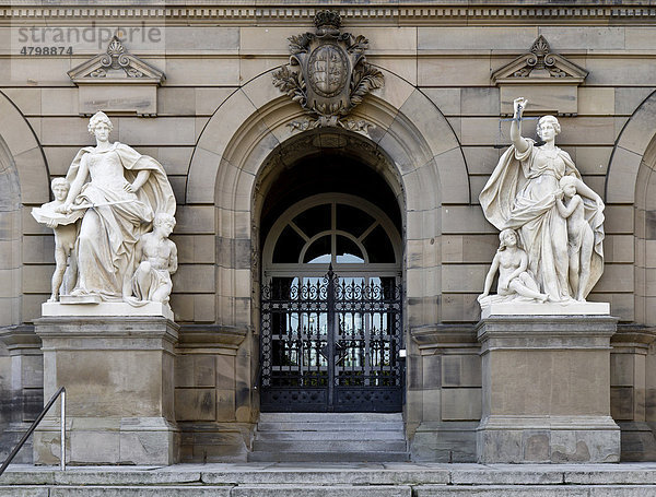 Eingang zum Gerichtsgebäude in der Olgastraße  Ulm  Baden-Württemberg  Süddeutschland  Deutschland  Europa