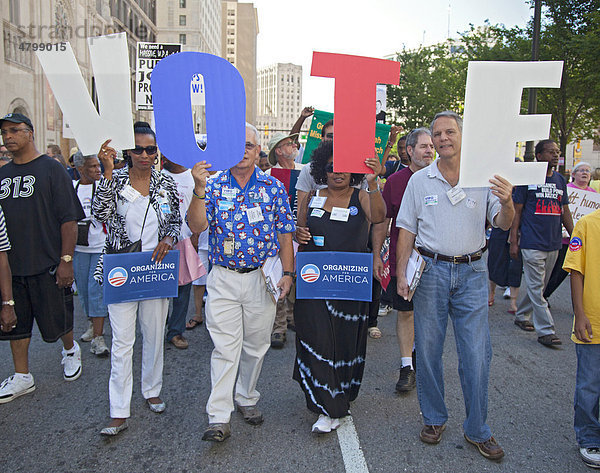 Demonstranten mit Buchstaben  fordern zum Wählen auf  Marsch für Jobs  Gerechtigkeit und Frieden  Detroit  Michigan  USA  Amerika