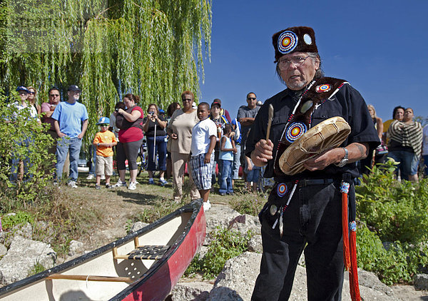 Dennis Banks  Mitbegründer des American Indian Movement  Indianerbewegung  trommelt und singt während der Vorbereitungen zu einer Kanufahrt  politische Protestaktion  Detroit  Michigan  USA  Amerika