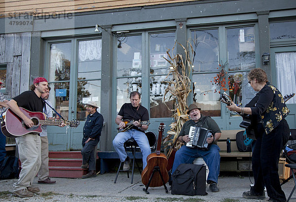 Eine Country-Musik Bluegrass-Band spielt auf der Straße während des Metamora Old Time Music Festival  Metamora  Indiana  USA