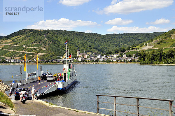 Autofähre in Niederheimbach  Rheinland-Pfalz  auf der anderen Rheinseite ist Lorch  UNESCO Welterbe Kulturlandschaft Oberes Mittelrheintal  Weltkulturerbe  Hessen  Deutschland  Europa