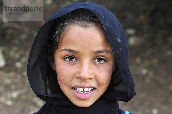 Porträt  Mädchen Fatima mit Kopftuch  ca. 9 Jahre alt  Mittlerer Atlas  Marokko  Afrika