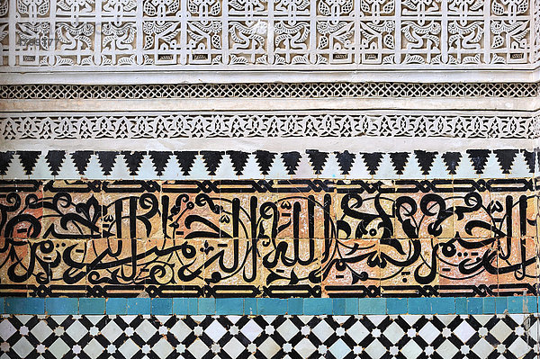 Wand der Koranschule Medersa Bou Inania mit Kachelmosaiken  Koranversen und Stuckornamenten  Meknes  Marokko  Afrika