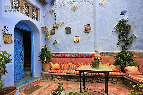 Eingangstür zu einem Haus mit Sitzecke und Grünpflanzen  Chefchaouen  Rif-Gebirge  Marokko  Afrika