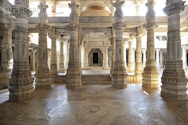 Innenhalle mit kunstvoll verzierten Säulen im Marmortempel Ranakpur  Tempel der Jain-Religion  Rajasthan  Indien  Asien