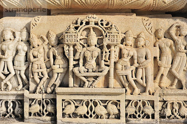 Kunstvolles Wandfries mit Tänzerinnen  Tieren und Blumenmotiven aus Marmor im Marmortempel Ranakpur  Tempel der Jain-Religion  Rajasthan  Nordindien  Indien  Asien