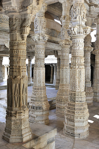 Teilansicht der Innenhalle mit kunstvoll verzierten Säulen im Marmortempel Ranakpur  Tempel der Jain-Religion  Rajasthan  Nordindien  Indien  Asien