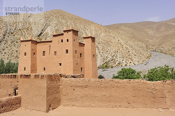 Kasbah  Lehmburg  Wohnburg der Berber vor den Bergen des Hohen Atlas  Dades-Tal  Südmarokko  Marokko  Afrika