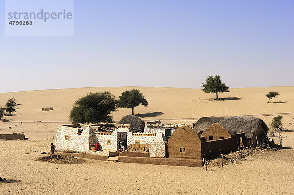 Typisch  traditionelles Gehöft mit bemalten Außenwänden in der Wüste Thar  Rajasthan  Indien  Asien