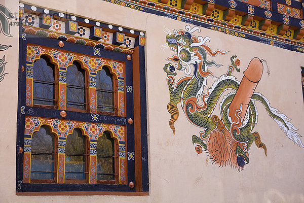 Wandmalerei an Wohnhausfassaden  Phallus-Symbole an der Tür soll böse Geister abhalten und Fruchtbarkeit symbolisieren  Thimphu  Bhutan  Königreich Bhutan  Südasien