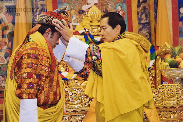 Krönung des Drachenkönig  Jigme Khesar Namgyel Wangchuck  geb. 21. Februar 1980  ist seit dem 9. Dezember 2006 König von Bhutan und Nachfolger seines Vaters Jigme Singye Wangchuck  Bhutan  Königreich Bhutan  Südasien