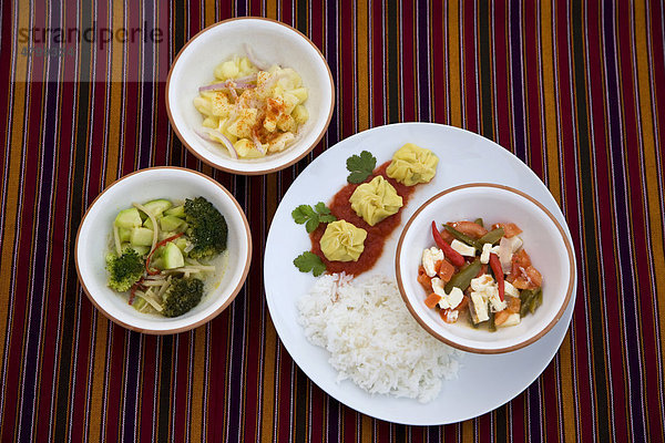 Typische Gerichte aus Bhutan  scharfes Chili Gemüse  Reis  gefüllte Momos  Dumplings  Punakha  Bhutan  Königreich Bhutan  Südasien