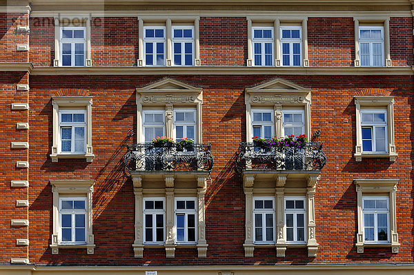 Ziegelfassade mit schmiedeeisenen Balkonen  München  Bayern  Deutschland  Europa