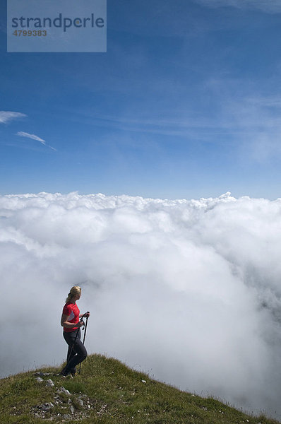 Wanderin über den Wolken  Steiermark  Österreich  Europa